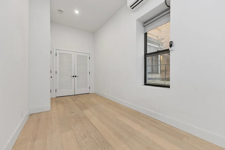 Building Photo - 245 Eldridge St
