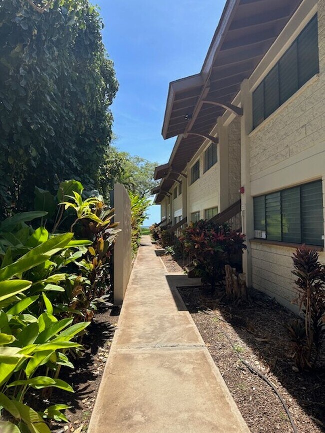 Building Photo - 49 W Lipoa St