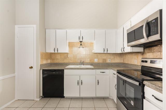 Building Photo - 10438 High Hollows Dr