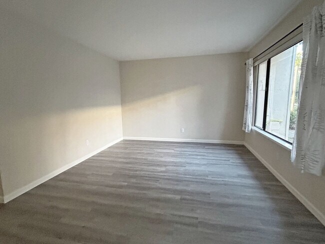 Building Photo - Bright and quiet two-story townhouse situated in the friendly Sunset Oaks community with an award...