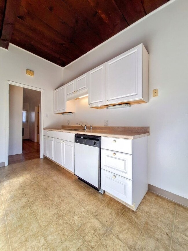 Building Photo - Cat Friendly 2bd Duplex w/Private Patio & Attached Garage