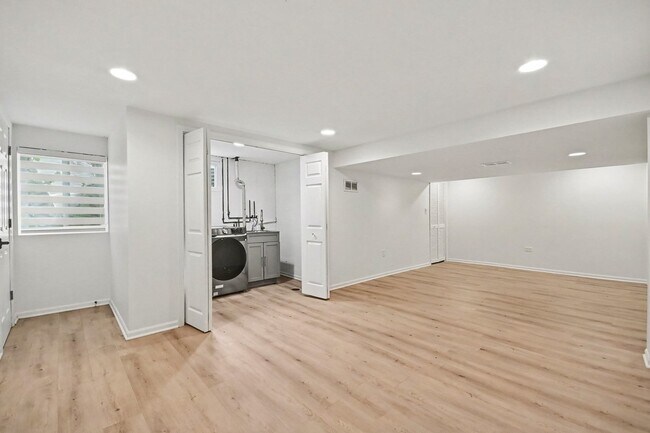 Building Photo - 1120 Summit Hills Ln