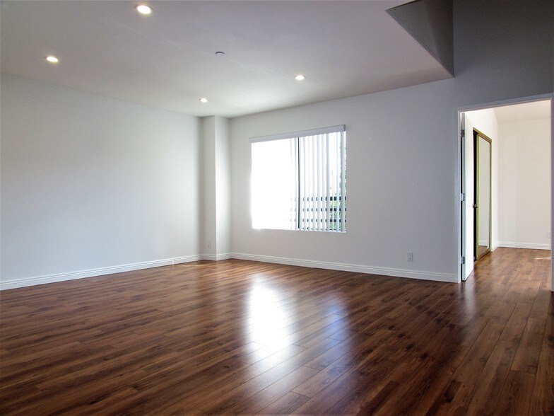 Building Photo - 1141 N Columbus Ave