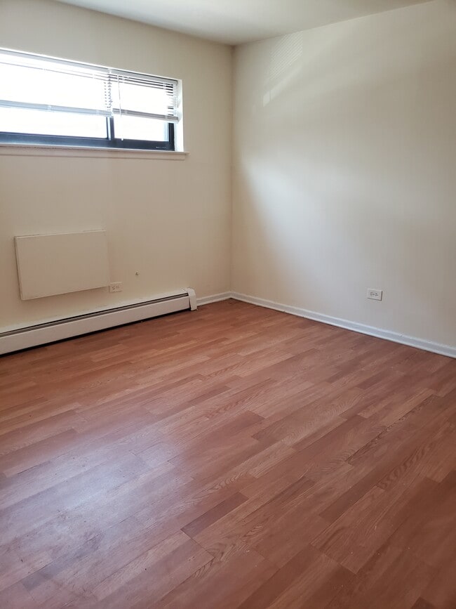 Building Photo - 6006 N Kenmore Ave