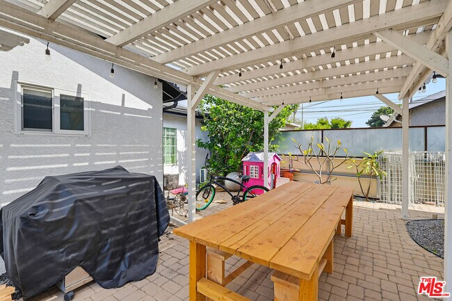 Building Photo - 9209 Paramount Blvd