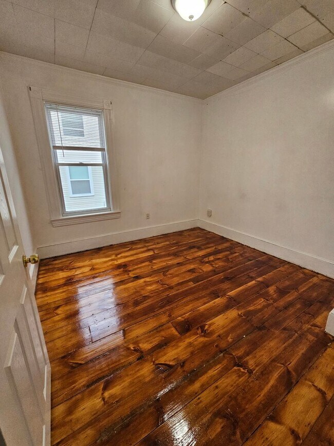 Building Photo - Spacious 3 Bedroom, 1 Bath Apartment