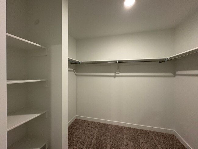 Building Photo - Gorgeous End-Unit Townhome in beautiful Sa...