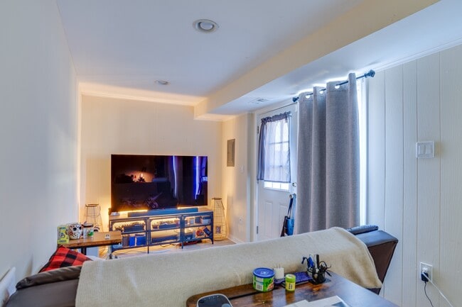 Building Photo - 7913 Central Park Cir