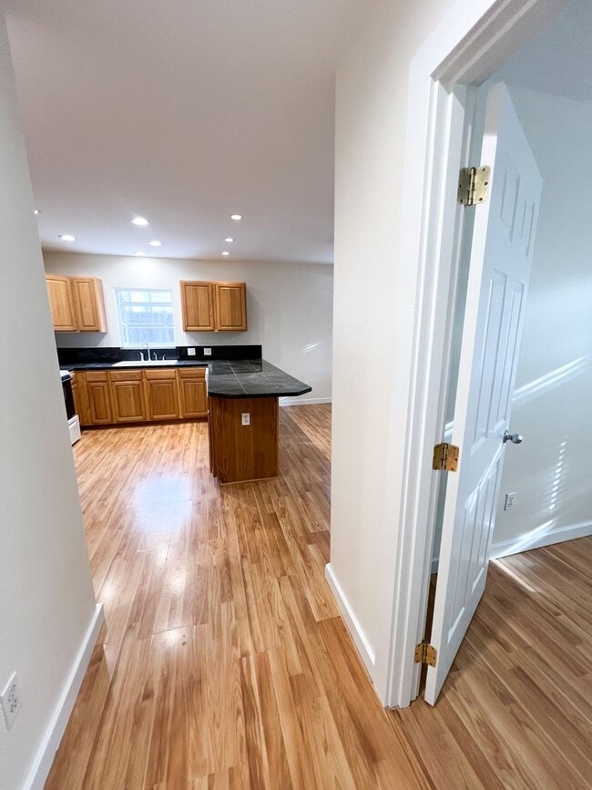 Building Photo - 1 Bed/1 Bath Cottage Style Home