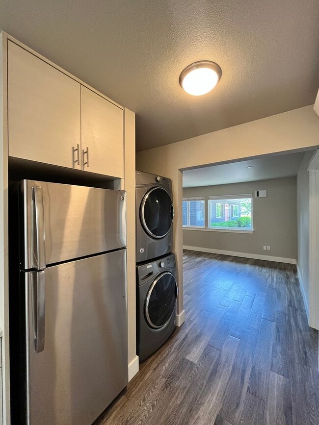 Building Photo - Close-in / Stunning 2 Bedroom Flat! Private Covered Patio, In-Unit Washer & Dryer, Community Gard...