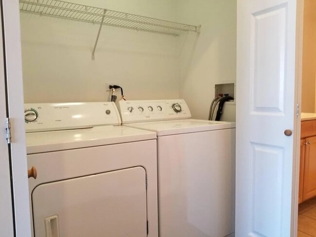 Building Photo - 5036 W Pensacola Ave