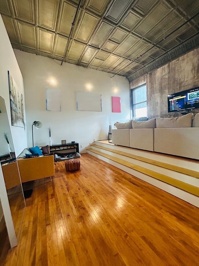 Building Photo - Spacious Loft