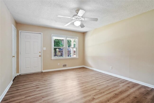 Building Photo - 2416 Lakewood Dr NW