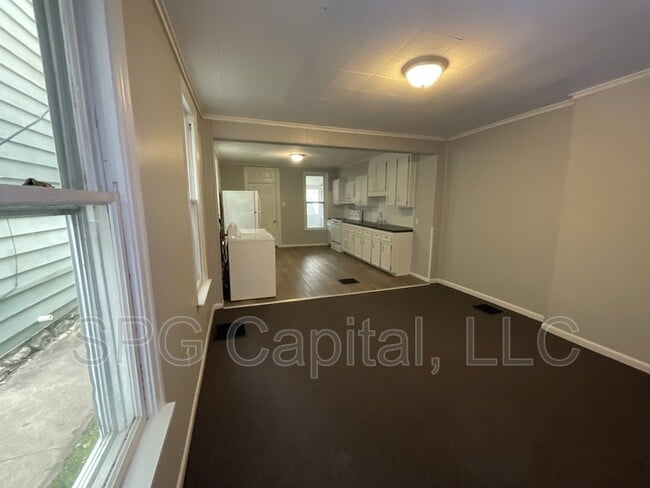 Building Photo - 556 S Second St