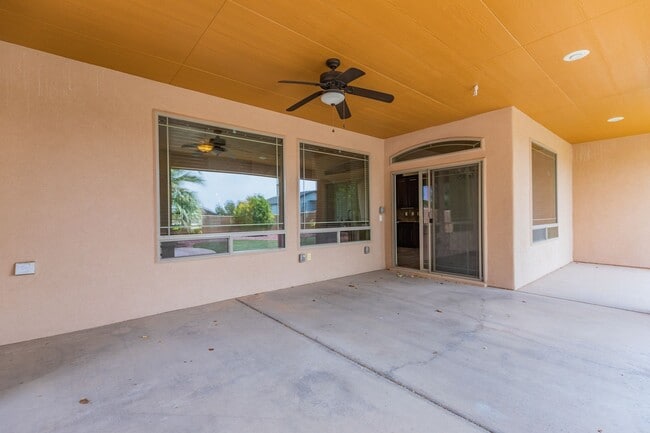 Building Photo - Beautiful Home in the Golf Course Area