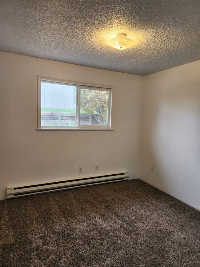 Building Photo - Selah 3br 1ba duplex with carport and WATE...