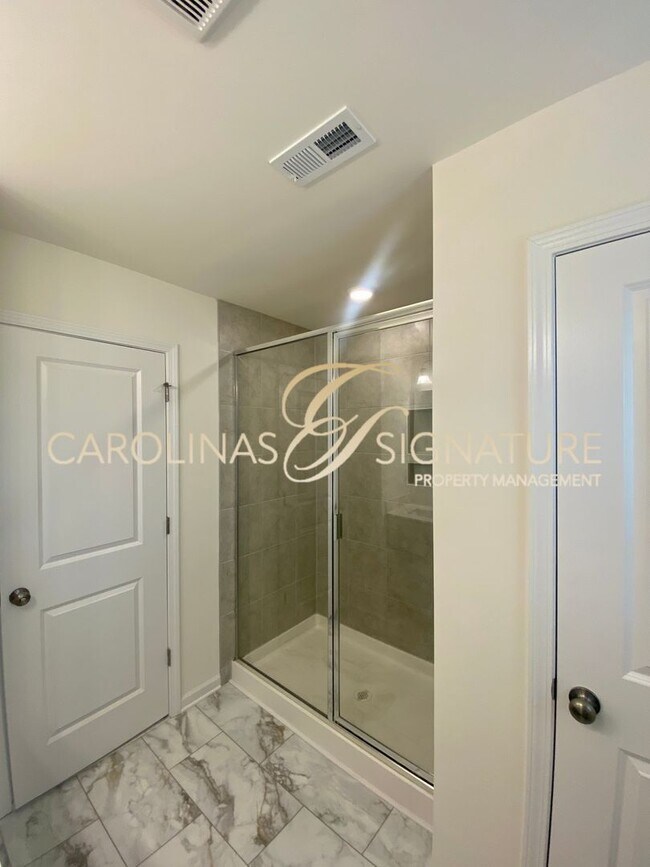 Building Photo - End Unit, 3BR/2.5BA Townhome in Piper Landing