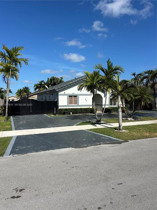 Building Photo - 709 SE 13th Terrace