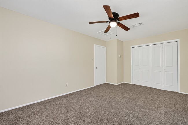 Building Photo - 813 Lakeview Dr