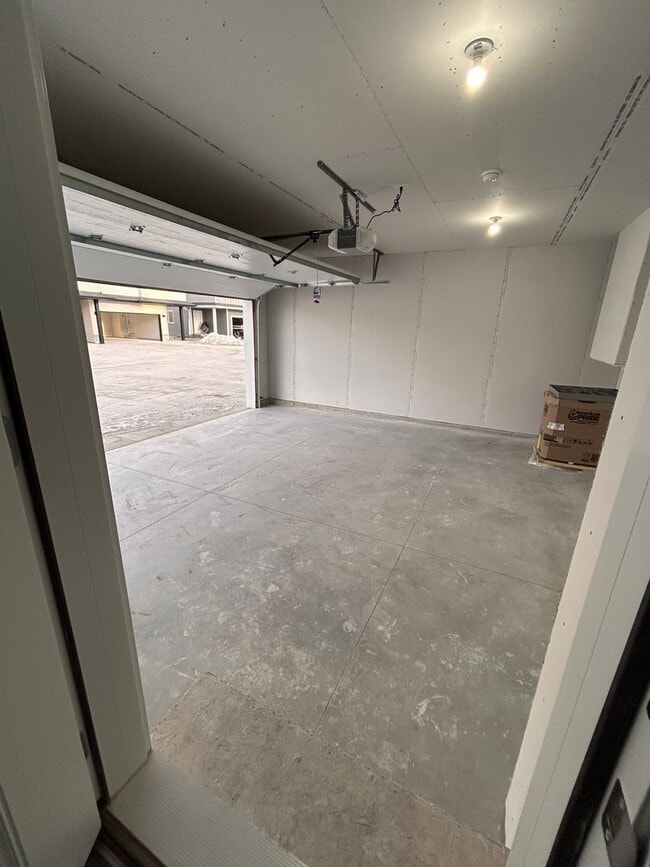 Building Photo - 3 Bed 3 Bath TownHome