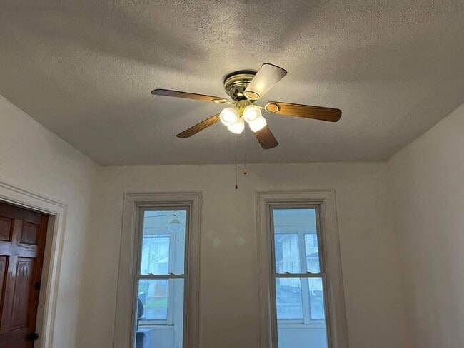 Building Photo - 2 Bedroom | 1 Bathroom | $1,150