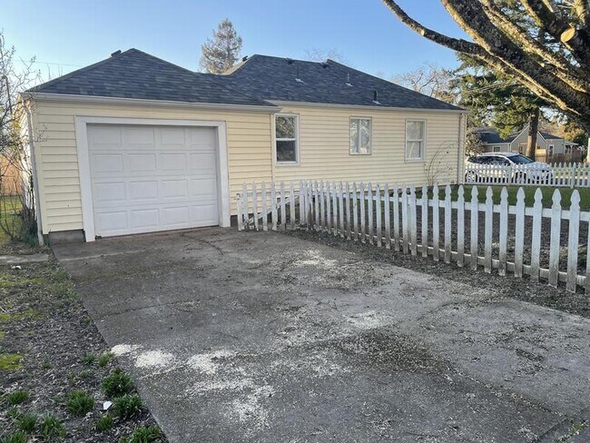 Building Photo - 1040 Spruce St NE