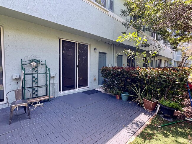 Building Photo - Cozy 3/2.5 Townhome in Convenient Location