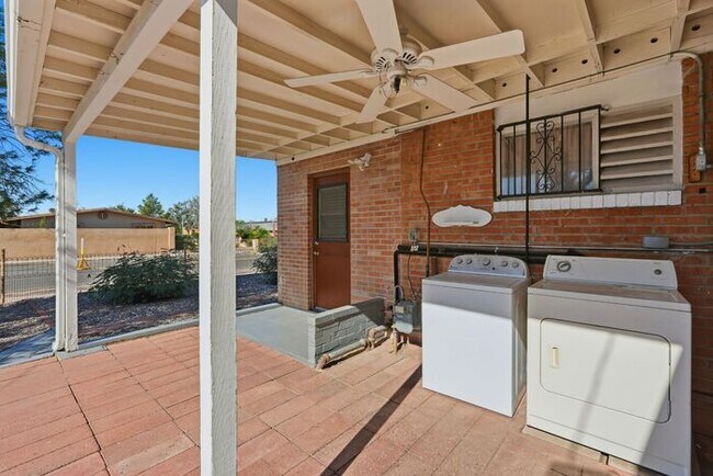 Building Photo - Light-Filled Tucson 2 Bedroom Rental – Move In This November!