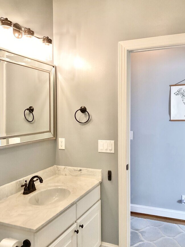 Building Photo - 4 Bed/3 Bath Spacious Home! Extra 2 Car Ga...