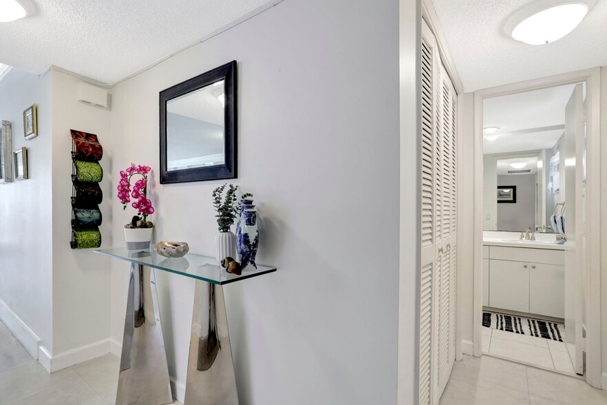 Building Photo - 2851 S Palm Aire Dr