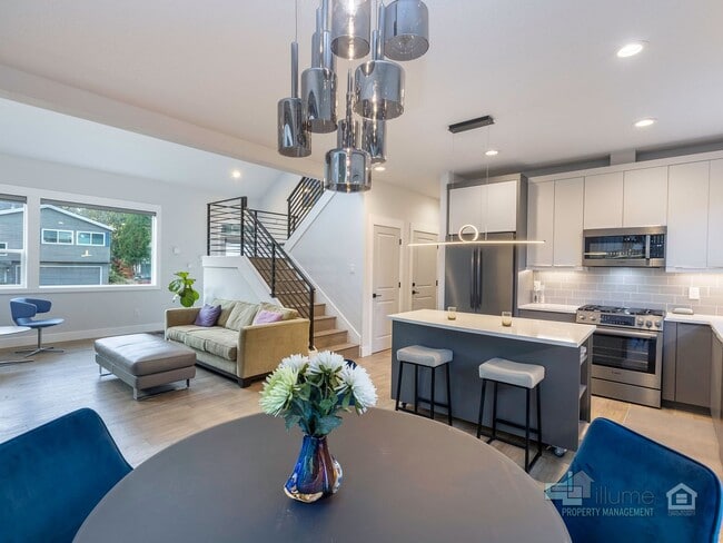 Building Photo - Fully Furnished Lake Oswego Gem!!!!
