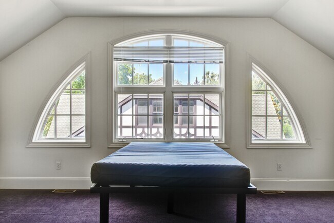 Building Photo - Victors Place