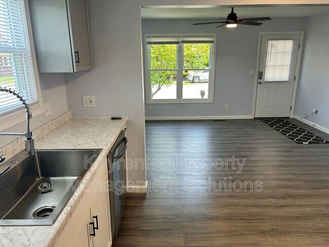 Building Photo - 421 N Charlotte Ave