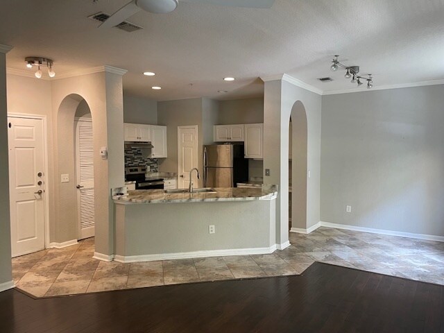Building Photo - 860 N Orange Ave