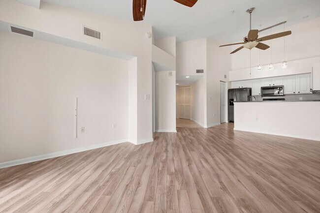 Building Photo - One Bedroom One Bathroom Condo Great Ameni...