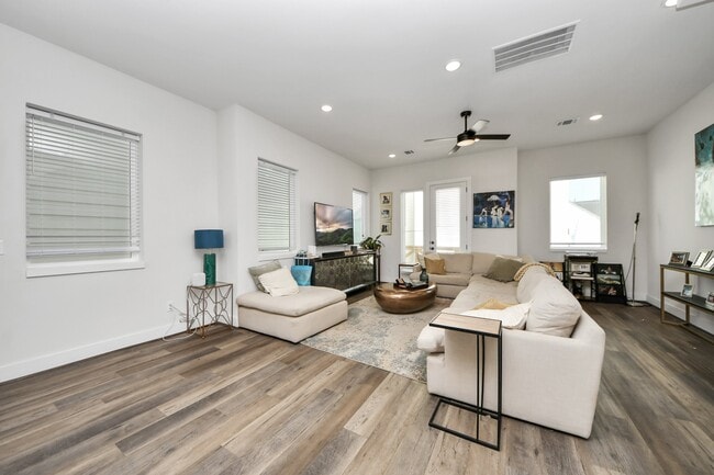 Building Photo - 3905 B Pinemont Dr