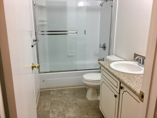 Building Photo - 1489 St James Pky