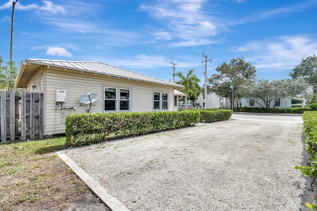 Building Photo - 11 SW 11th Ave