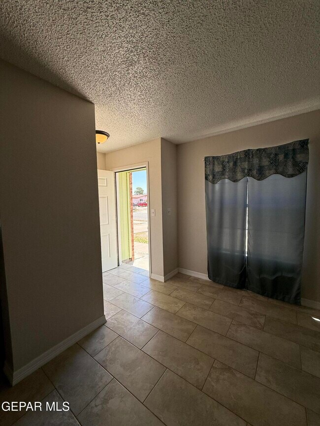 Building Photo - 955 Versailles Dr
