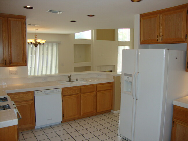 Building Photo - Great 3 Bdrm, 2.5 bath Gated Community