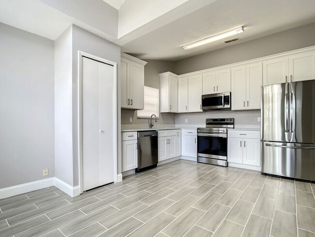 Building Photo - Beautiful 3 Bedroom, 2 Bath POOL Home with 2-Car Garage in the Heart of Hunters Creek!