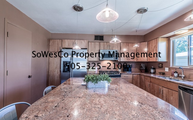 Building Photo - FULLY FURNISHED  3 Bedroom - Short or Long Term Available