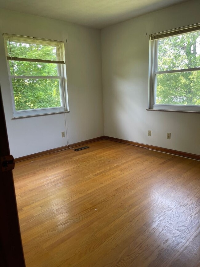 Building Photo - Location & Convenience!!! GREAT BASEMENT!!!!