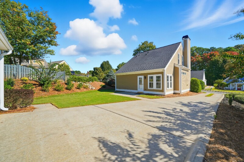 Building Photo - 202 Evergreen Trce