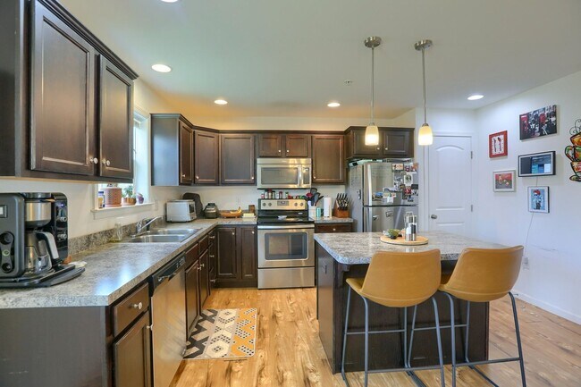 Building Photo - Newer build 2,000 sq ft 3/BR 2.5 bath luxury townhome