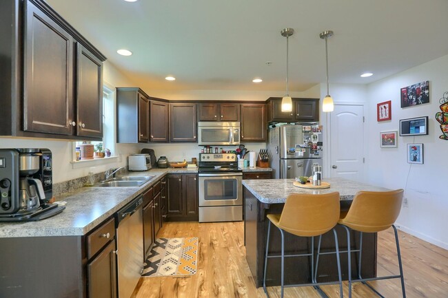 Building Photo - Newer build 2,000 sq ft 3/BR 2.5 bath luxury townhome FULLY FURNISHED