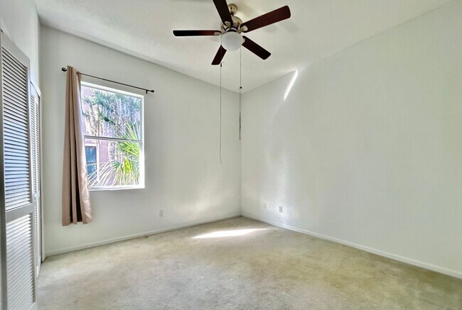 Building Photo - Beautiful Home with Water View in Eastwood!