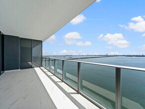 Building Photo - 700 NE 24th St