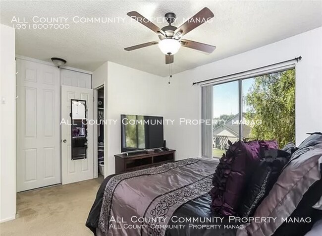 Building Photo - Beautiful 3 bedroom 1.5 bath Townhouse