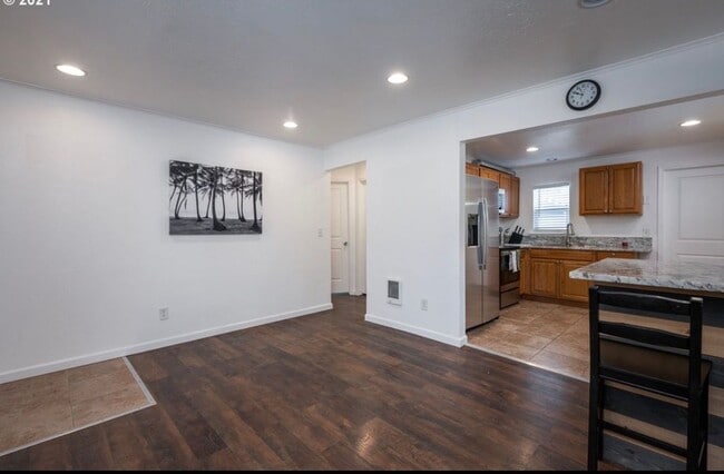 Building Photo - Beautiful 3 bd, 1 bath open kitchen/living, large yard, walk through video.